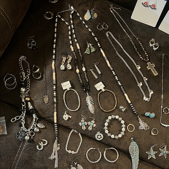 Assorted Jewelry Collection - Picture 3 of 12